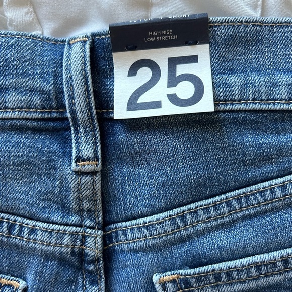 Gap 4” High Rise Shorts Medium Wash - Picture 3 of 5